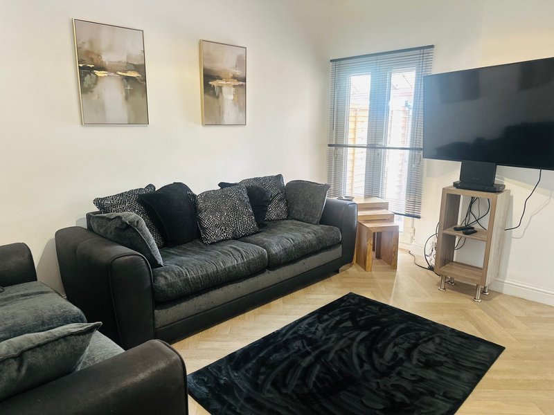 Rose House Crewe, Central Location Sleeps 7