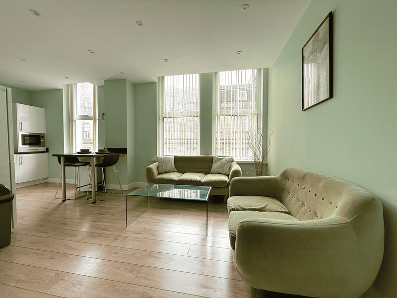 Beautiful 2-bed flat In Vibrant City Centre