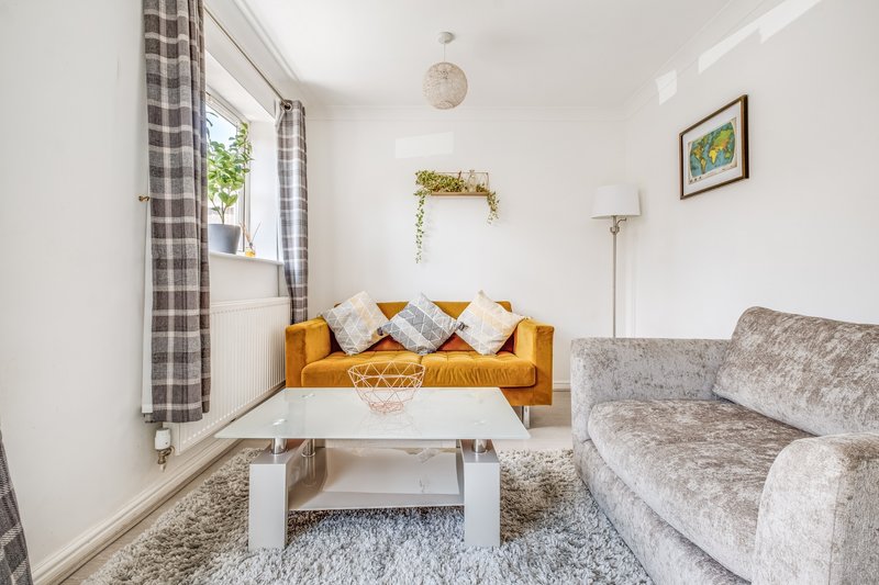 Large 4 Bedroom House With 2 Bathrooms & Parking