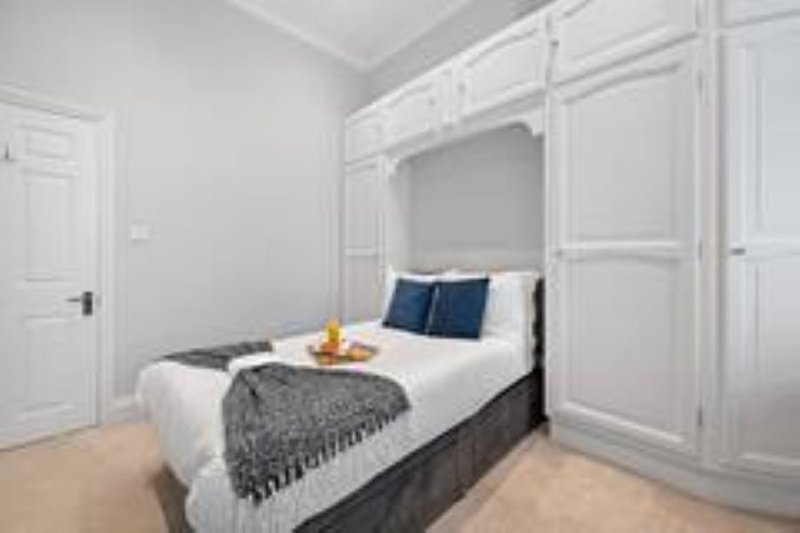 Relax in the elegant master bedroom featuring a beautiful four-poster bed and generous storage space. Combining comfort and style, it's the ideal place to unwind after a day in London.