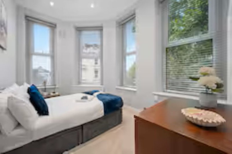 Wake up to natural light in this stylish double bedroom, complete with a dedicated workspace and charming city views. Whether you're visiting for work or leisure, you'll find everything you need.