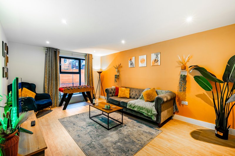 Huge Digbeth Apt, Sleeps 8, 5bed, Free Parking.