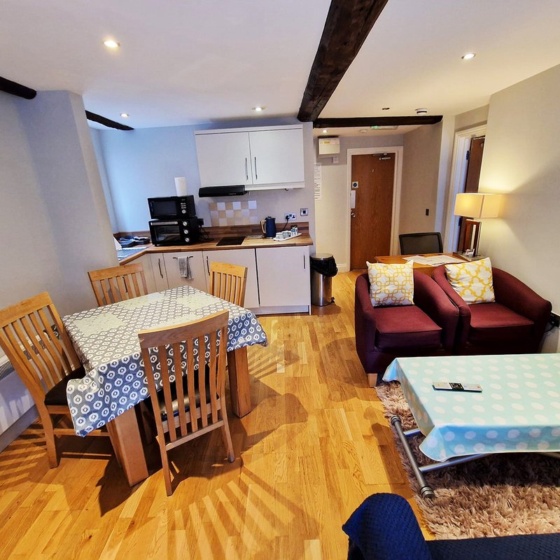 City centre 1st-floor 2-bedroom 2-Shower Room apartment with a Patio &  Parking