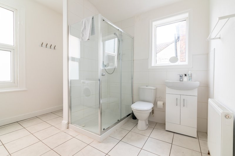 1 bed self contained apartment close to Hull Royal Infirmary, KC stadium and A63 access