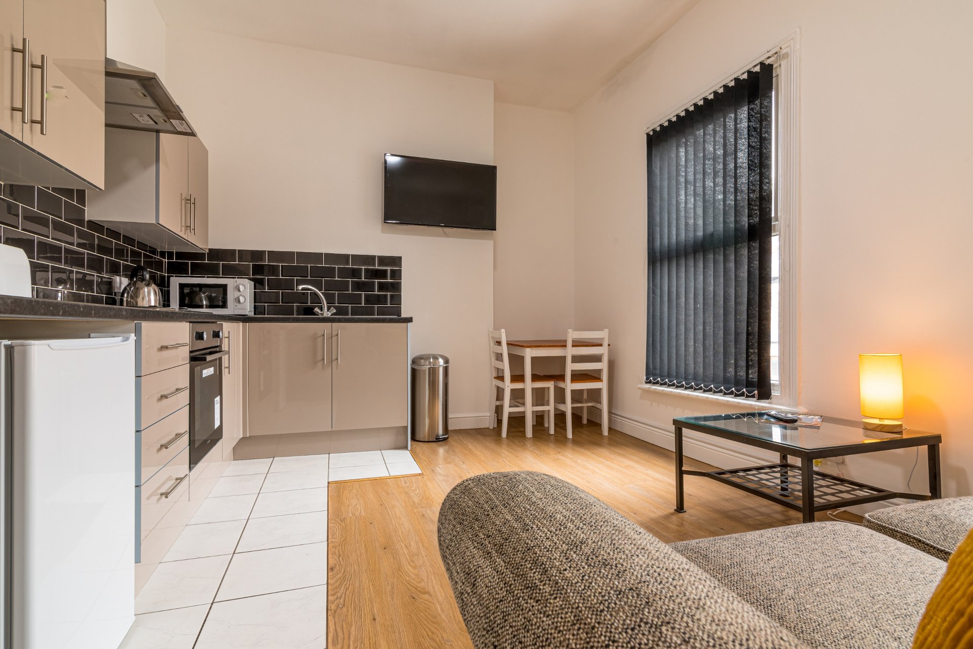 1 bed self contained apartment close to Hull Royal Infirmary, KC stadium and A63 access