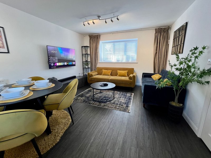 Modern 2BR I Sleeps 6 I Near Bluewater I Fast WiFi
