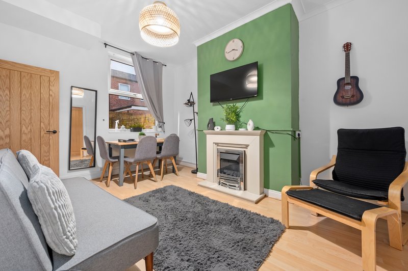 4-Bed Contractor House in Salford (M6)