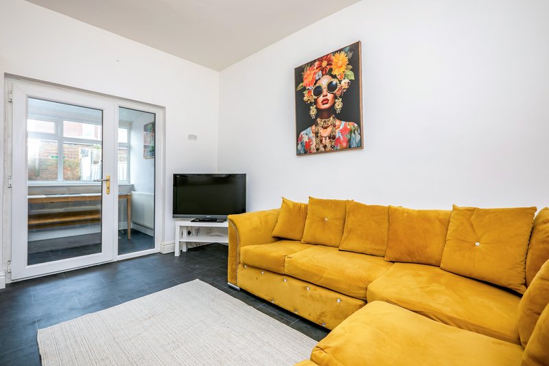 Sapphire House | 4BR Sleeps 9 | Parking | Central
