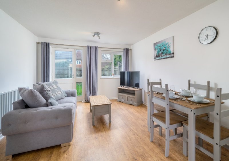 Gatwick Layover: Modern 1BR Free Parking & Garden