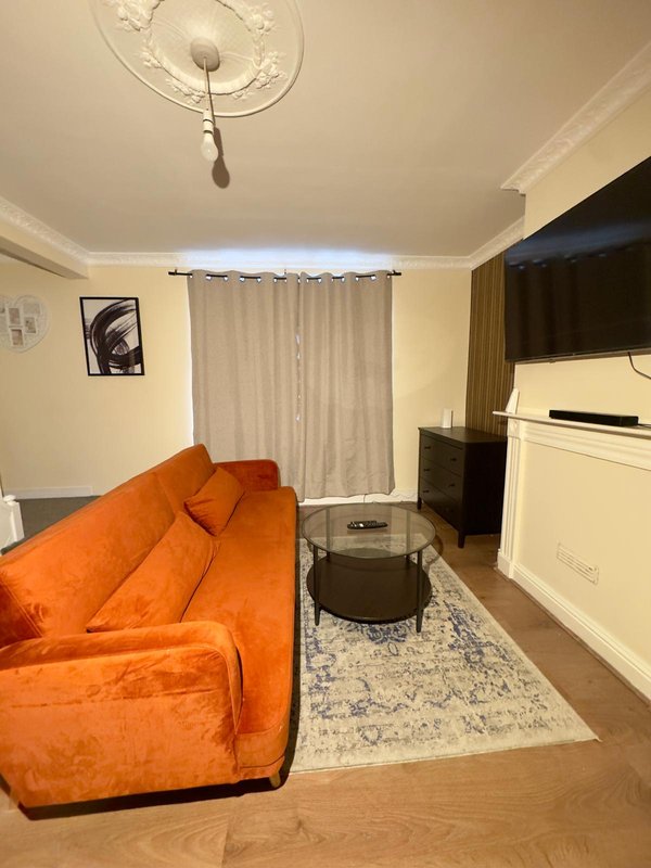 Cozy Osborne Square - Two Bedroom House