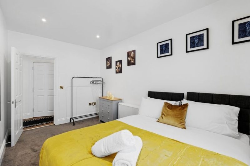King-size bedroom configuration with fresh linen; this room can also be arranged as twin beds on request.