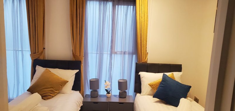Twin bedroom setup with two separate beds, ideal for contractors and colleagues travelling together.