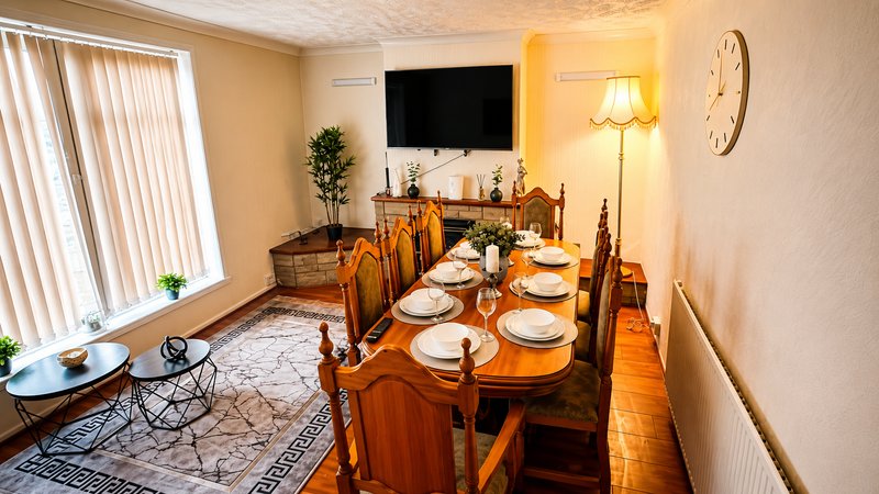 Spacious 4BR Home | Private Garden & Free Parking | Near NEC & BHX