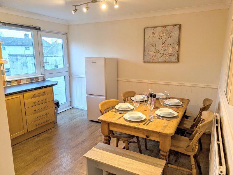 A spacious dining kitchen designed with working groups in mind, featuring a large dining table with seating for up to 6 people.