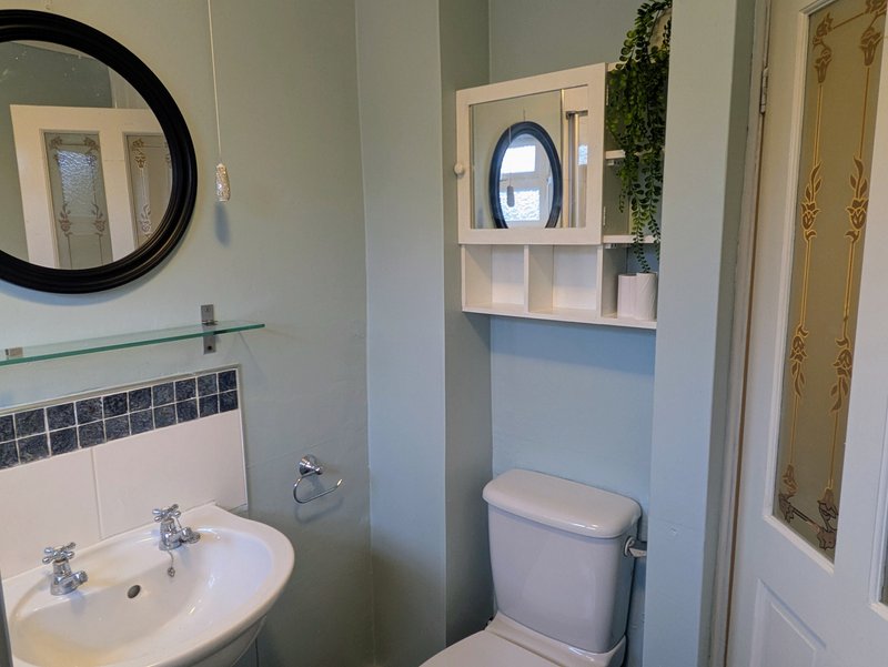 A practical bathroom making it easy for guests to freshen up before or after a day on site. The clean, functional layout provides a comfortable space for working groups