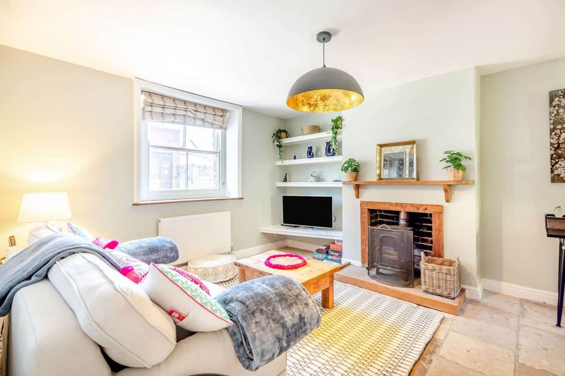 Passiflora Cottage: 4-Bedroom Grade II Stone Cottage 150m from Swanage Beach, Garden, Sleeps 7