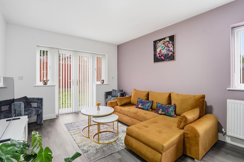 Modern Ensuite Home with Drive and easy M6 Access