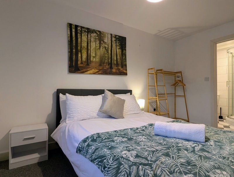 A comfortable, practical bedroom designed with contractors in mind, offering a spacious double bed, fresh linen, towels and plenty of room to unwind after a busy day.