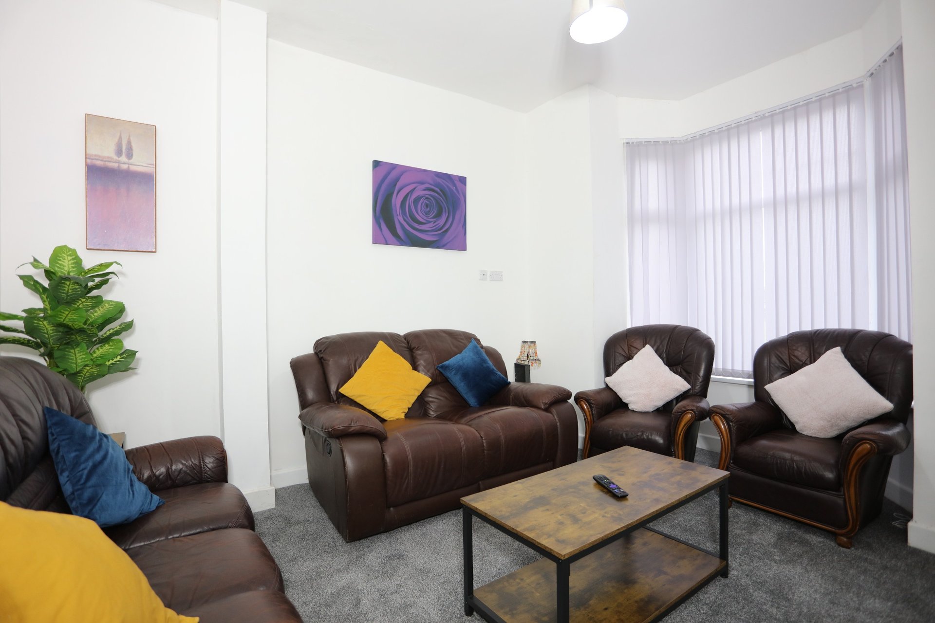 A spacious and comfortable living room with plenty of seating, a large bay window and a cosy atmosphere — perfect for relaxing after a busy day.