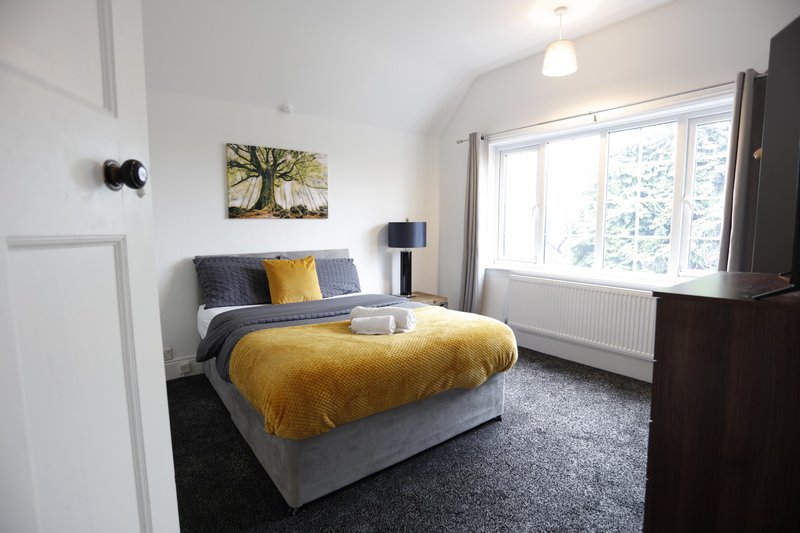 Bright and airy double bedroom with generous floor space, a comfortable bed and a large window bringing in plenty of natural light. A practical, peaceful room where contractors can switch off.