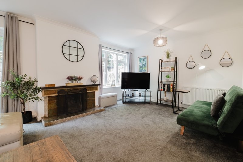 Spacious 4 Bedroom Home With Free Parking